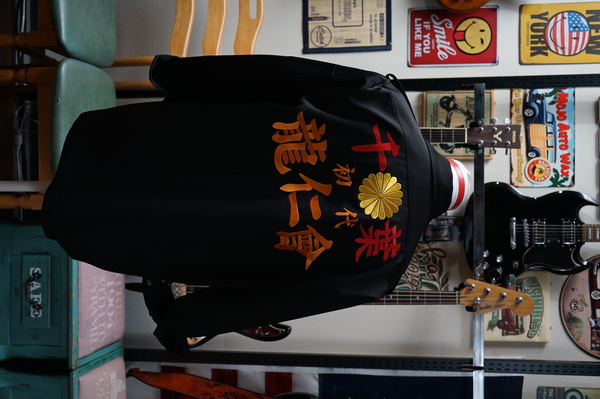 龍仁會の黒特攻シャツ刺繍－看板文字金茶色で渋い！のサムネイル
