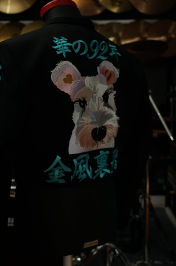 生前の愛犬シュナウザーを学ランに刺しゅう